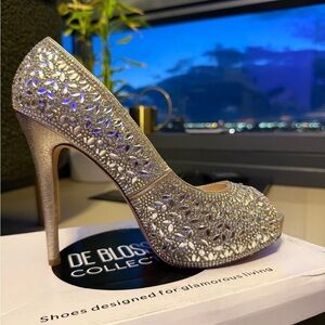 NWT De Blossom Collection Silver Glitter Heels size 9